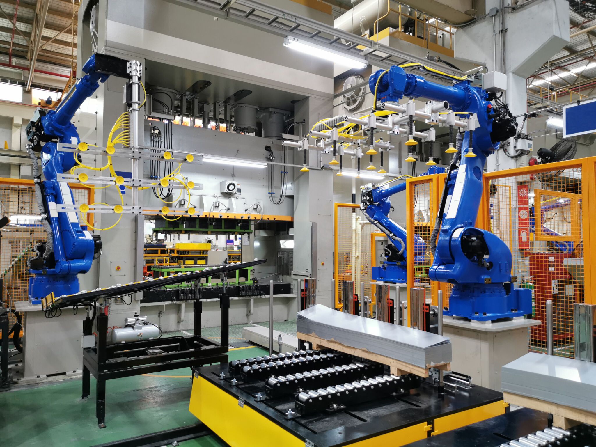 EPCIDO -industrial robot - test run process in assembly factory.